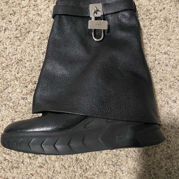 Boots - Picture 3 of 10